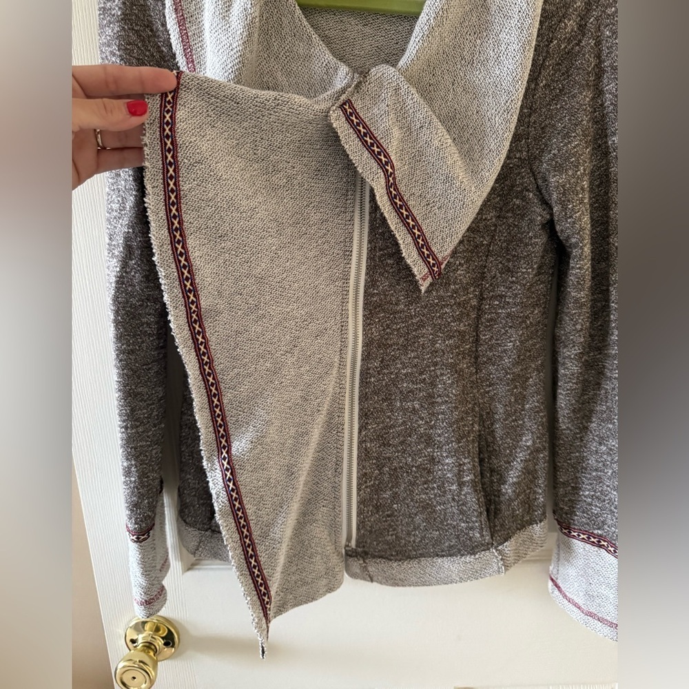 Hem & Thread asymmetrical sweatshirt • Women’s small - Picture 2 of 8